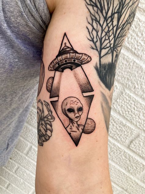 @alx_uue on insta Ancient Aliens Tattoo, Alien Ufo Tattoo, Techno Tattoo Ideas, Alien Tattoo Design, Trippy Tattoo Designs, Techno Tattoo, Tattoo Alien, Alien Tattoos, Medusa Drawing