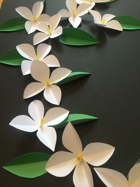 Flower Hacks, Craft Ideas Easy, Jungle Decorations, Paper Craft Ideas, Classroom Decor Themes, How To Make Paper Flowers, Paper Flowers Craft, Giant Paper Flowers, Class Decoration