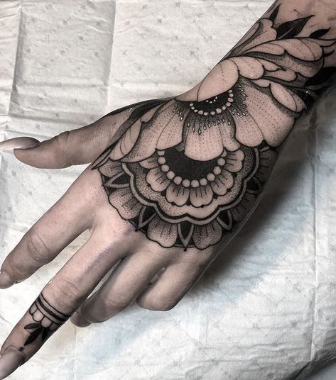 Hand Tattoos Designs, Ornamental Tattoo Design, Mandala Tattoo Shoulder, Black Work Tattoo, Floral Mandala Tattoo, Mandala Hand Tattoos, Hand Tats, Floral Tattoo Sleeve, Tattoos Geometric