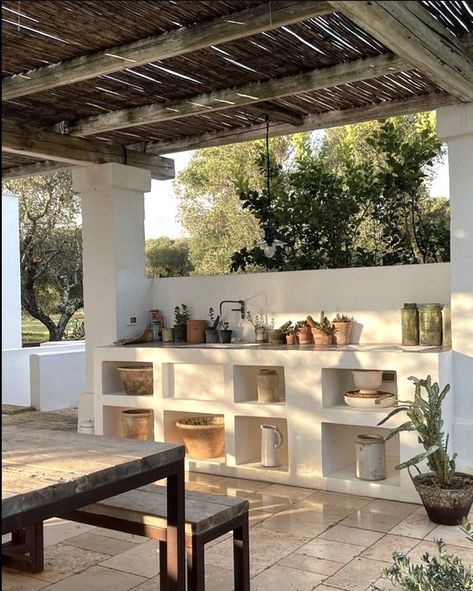 Outdoor kitchen pergola. #Outdoor #kitchen #pergola #Outdoorkitchen #exterior #minimalism #design #monochrome #masseria #lamia #lighting #puglia #lifestyle #architecture #style #olivegrove #stonework Outdoor Kitchen Italy, Moroseta Villas, Villa Castelluccio, Puglia House, Puglia Villa, Concrete Cabinets, Garden Italy, Rooftop Patio Design, Outdoor Kitchen Plans