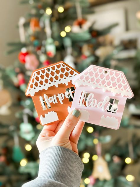 Christmas Laser Projects, Gift Tag Cricut, Cricut Christmas Tags, Glowforge Christmas, Tag Ornaments, Emprendimiento Ideas, Gingerbread Party, Stocking Tags, Gift Tag Design