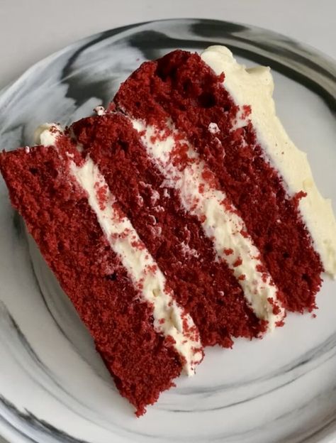 Red Velvet Cake with The Best Cream Cheese Frosting - Hungry Happens Red Velvet Cake With Cream Cheese Frosting, Red Velvet Cake Cream Cheese Frosting, Red Velvet Cream Cheese Cake, Bsd Oc, Bolo Red Velvet, Cream Cheese Frosting Cake, Red Velvet Cake Recipe, Velvet Cake Recipes, Cream Cheese Frosting Recipe