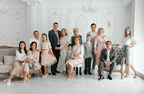 Large Family Portrait Ideas, Big Family Christmas Pictures, Big Family Portraits, Big Family Photoshoot, Glam Family Photoshoot, Large Group Photography, Big Family Photo Shoot Ideas, Large Family Photography, Family Session Poses