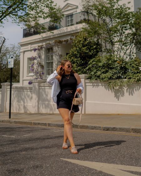 Shorts For Big Thighs, Casual Outfits Petite, Paris Lookbook, Beach Style Outfit, Black Shorts Outfit, Summer City Outfits, Midsize Outfits, Capsule Wardrobe Outfits, Midsize Fashion