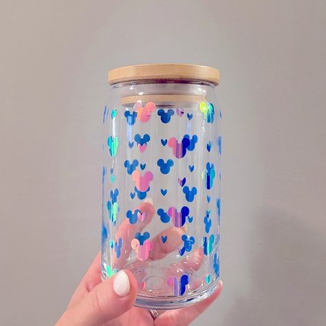 Custom Made Mickey And Heart 16 Oz Glass Can Tumbler. Made With Holographic Vinyl. Hand Wash Only. Comes With Bamboo Lid. Great For Iced Coffee Or Tea. Disney Glass Cups Vinyl, Disney Glass Cups, Cups With Vinyl Cute Ideas, Glass Cup Painting Ideas, Plastic Cups Design, Burr Basket, Painting Glass Jars, Blue Coffee Cups, Glass Can Tumbler