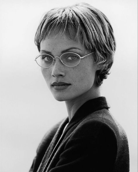 90s Eyewear Campaign, Woman Glasses Frames, Hair Bob Short, 90s Glasses, Eyewear Campaign, Glasses Inspiration, Amber Valletta, Sunglasses Store, 90s Supermodels