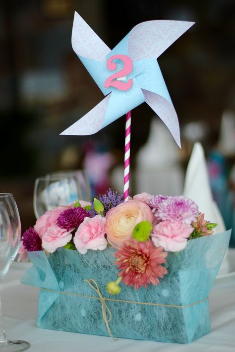 Pretty flowers at a pinwheel spring party! See more party planning ideas at CatchMyParty.com! Diy Pinwheel, Italian Wedding Favors, Pinwheels Party, Deco Champetre, Lemonade Party, Best Wedding Favors, Hello Kit, Pic Nic, Baptism Party