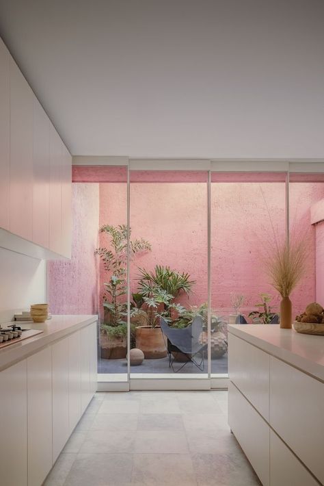 Tres R, Minimalist Beach House, Monochrome Interior, American Houses, Wood Building, Clerestory Windows, Minimalist Architecture, Pink Houses, Introverted