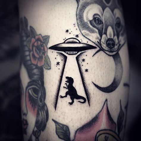 Right arm... maybe some color.. UFO beaming up a dinosaur tattoo. Velociraptor Tattoo, Jurassic Park Tattoo, Ufo Tattoo, Dinosaur Tattoos, Dibujos Tattoo, Theme Tattoo, Alien Tattoo, Space Tattoo, Halloween Tattoos