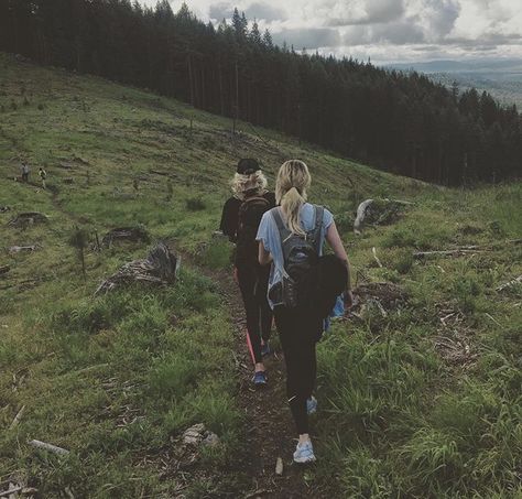 Hiking. Cute. Best friends. Nature. Outdoors. Walking. Candid. Stylish. Hiking. Outfits. Fit. Pine trees. Gorgeous. Picture ideas. Walks With Friends, Walk With Friends, Climbing Outfit Woman, Climbing Outfits, Outdoor Walks, Candid Pictures, Friends Adventures, Hiking Outfits, Friends Nature