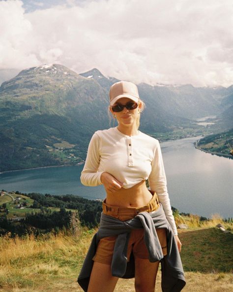 European Hiking Outfit, Hiking Photo Shoot, Hiking Inspo Pictures, Outdoor Outfits For Women Hiking, New Zealand Outfits Summer, Gorp Outfit, Mountain Town Outfit, Camp Outfits Summer, Hawaii Hiking Outfit