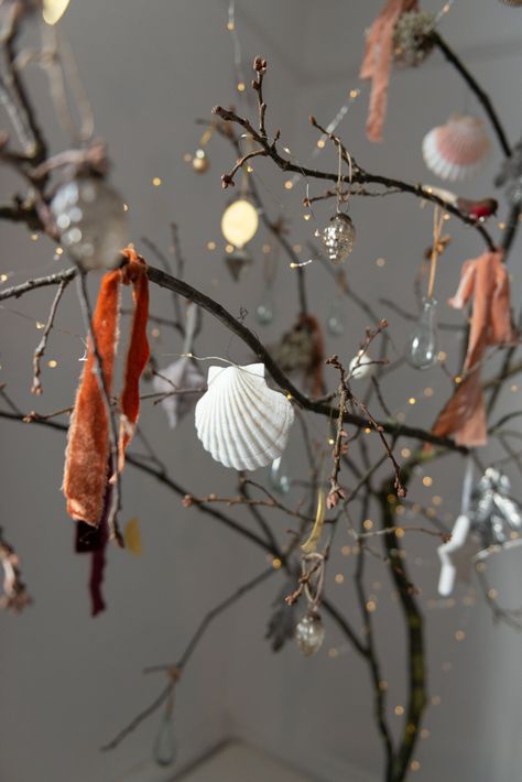 A JOYFUL ALTERNATIVE APPROACH TO CHRISTMAS — Hannah Bullivant - Seasonal Interior Stylist & Decluttering Expert Spring Solstice, Christmas Tree Idea, Christmas Branches, I Love Christmas, Alternative Christmas, Christmas Tree Branches, Minimal Christmas, Alternative Christmas Tree, Traditional Christmas Tree