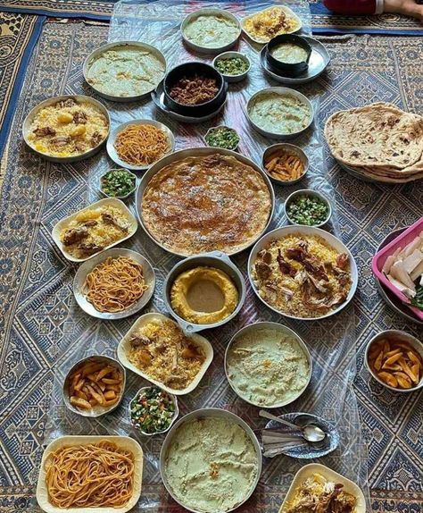 Yemeni Aesthetic, Yemeni Breakfast, Arab Food Aethstetic, Food Saudi Arabia, Yemeni Culture, Arab Culture Aesthetic Food, Yemeni Food, Yemeni Clothes, Arabian Food