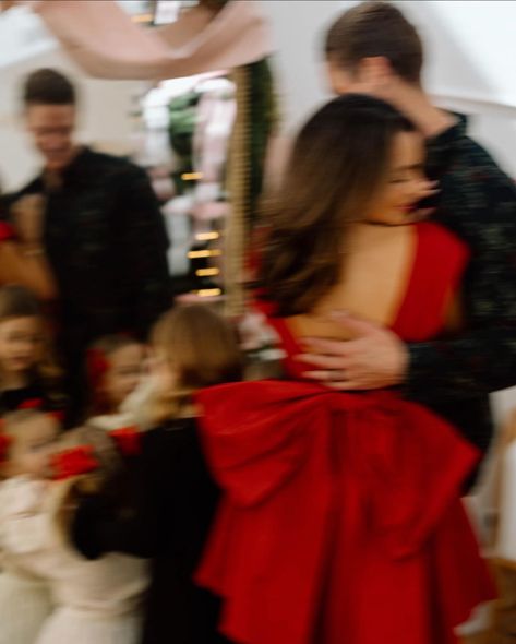 Family Xmas Photos, Home Family Photos, Formal Photoshoot, Christmas Formal, Christmas Party Photo, Family Pic Ideas, Xmas Photos, Merry Christmas Love, Christmas Shoot