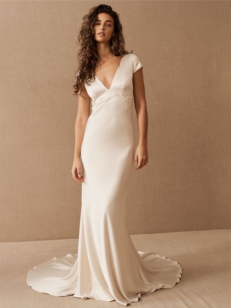 The pearlcore trend is only getting started. Floral Wedding Gown, Wedding Dress Size 10, Bhldn Wedding, Trumpet Silhouette, Anthropologie Wedding, Crepe Gown, Satin Sash, Wedding Dress Sizes, Casual Wedding Dress