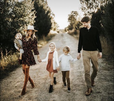 Wardrobe Ideas For Fall Family Pictures, Fall Photoshoot Family, Fall Family Outfits, Family Portrait Outfits, Family Photo Colors, Big Family Photos, Family Photo Outfit, Fam Pics, Cute Family Photos