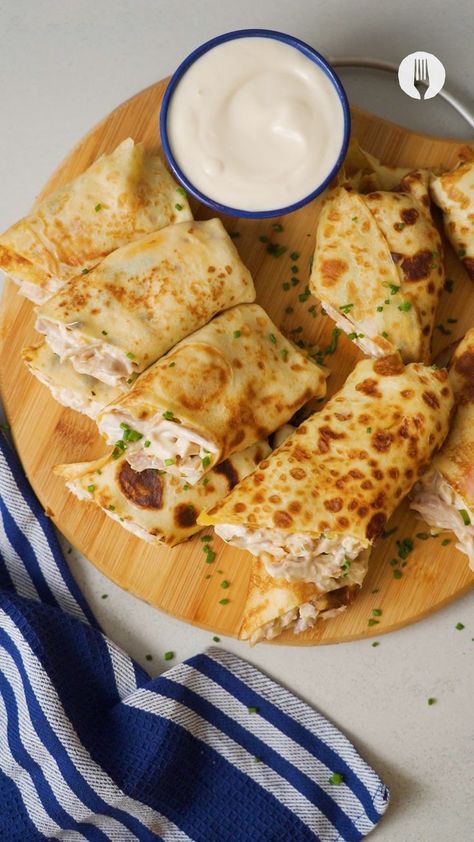 Treat yourself to a stack of pancake perfection topped with savoury chicken and creamy mayo with these Hacky Chicken-Mayo Pancakes 🥞🍗 Chicken Mayo, Entertaining Dishes, Homemade Cookbook, Savory Pancakes, Pancake Stack, South African Recipes, Savory Chicken, On The Go Snacks, African Food