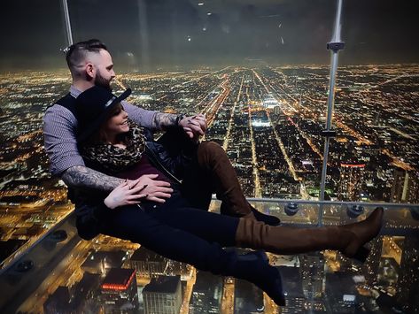 Me and the hubs went to Chicago for his first time and the skydeck was and is a must for everyone visiting! Make sure you get the fast pass to skip two long lines! Yes TWO! Also, just a heads up you only get 60 second (90 if you’re in a group with 4 or more) but you do get to get back in line as many times as you want! The fast pass will come in handy for that as well! #couples #willistower #fastpass #love #Chicago #couple #style #skydeck #skydeckchiacgo Sky Deck Chicago Pictures, Skydeck Chicago Poses, Chicago Couple Pictures, Skydeck Chicago Pictures, Chicago Photoshoot, Spring Nyc, Skydeck Chicago, Chicago Trip, Nyc Photos