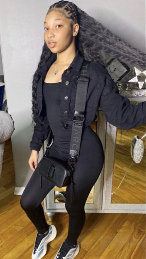 Black Jean Jacket Outfits Black Women, Snapshot Bag Outfit, Jean Jacket Outfits Black Women, Jean Jacket Outfits Fall, Snapshot Bag, Yeezy Outfit, Black Jean Jacket, Jean Jacket Outfits, Girls Fall Outfits