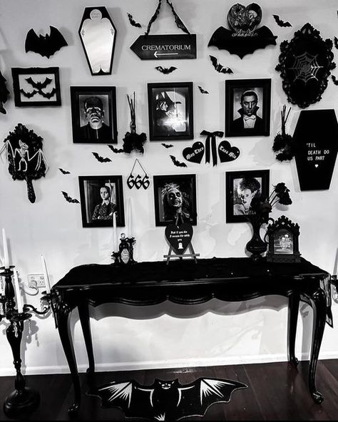 Gothic Apartment Ideas, Gothic Apartment, Townhome Decor, Gothic Home Interior, Gothic Bedroom Ideas, Townhome Decorating, Goth Room, Vampire Castle, Gothic Decor Bedroom