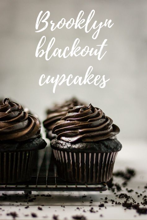 Rich Chocolate Cupcake Recipe, Rich Chocolate Cupcakes, Dark Chocolate Cupcakes Moist, Chocolate Pudding Cupcakes, Dark Chocolate Pudding Recipe, Stuffed Chocolate Cupcakes, Chocolate Cupcakes Decoration, Rip Twenties, Vanilla And Chocolate Cupcakes