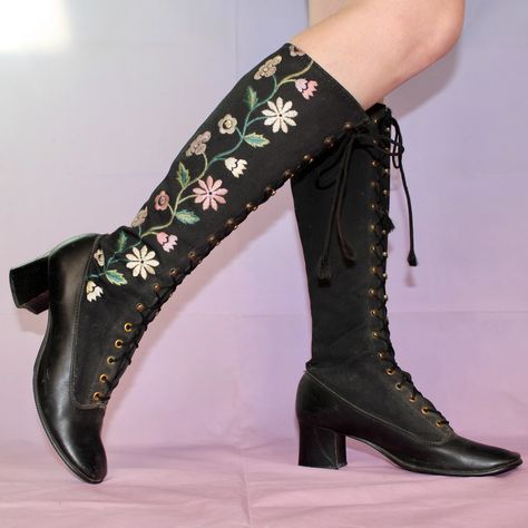 "🥀 Vintage 60s 🥀 Floral embroidered lace up front granny gogo boots   SO AMAZING  Label: Eskipets by Dunham Labeled as a size US 8.5, however fit closer to a size 7.5/8  🦚 MEASUREMENTS 🦚 Insole: 9.5\"  Heel height: 2\" Total height: 16\" Top of calf (can be made wider by lacing) 12.5\" closed Overall great vintage condition The insoles are missing Minimal scuffing on the heels The floral embroidery up the sides is to die for So beautiful in person, pics don't due them justice  #60s #70s #vin 60s Floral, Gogo Boots, Mode Chic, Pretty Shoes, Vintage 60s, Embroidered Lace, Look Cool, Boot Shoes Women, Cute Shoes