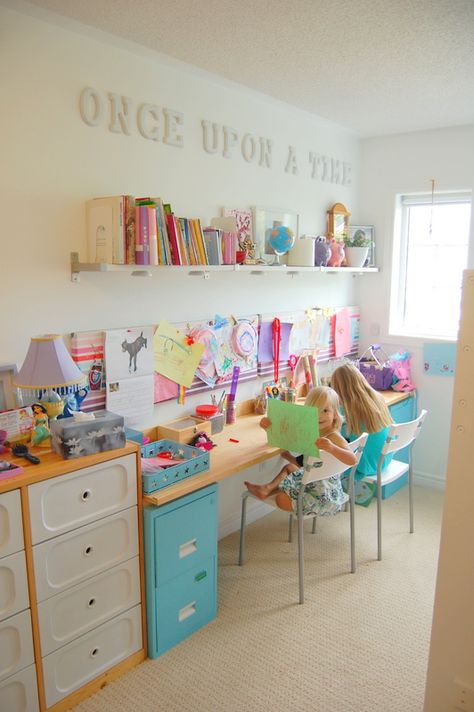 10 beautiful organized art stations for kids: Includes 10 different ideas for art tables and art supply storage Art Supplies Storage, Girls Playroom, Kids Art Supplies, Kids' Desk, Art Desk, Toy Rooms, Big Girl Rooms, Small Apartment, Art Table