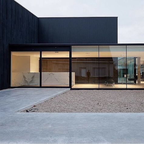 Renovation Facade, Glass Exterior, Mirror House, Glass Walls, Minimalist House Design, Modern Architecture House, Minimalist Architecture, Architecture Exterior, Black Exterior