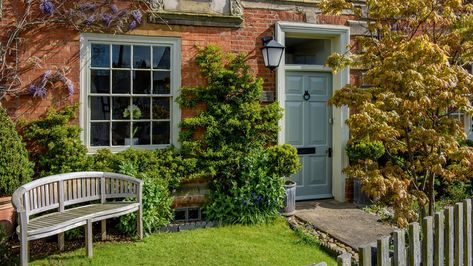 Cottage Front Garden Uk, Curb Garden Ideas, Front Gardens Uk, Tiny Front Garden Ideas, Curb Appeal Uk, Small Front Garden Ideas Uk, Front Garden Ideas Uk, Landscaping Front Of House, Banner Holder