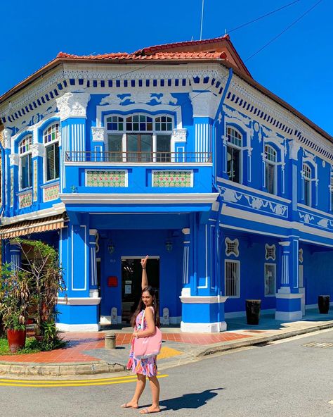 Josephine✈️Travel| Singapore 🧿 on Instagram: “Happy Sunday y’all from the streets of Joo Chiat, Singapore.🥳🧿 • • How did you all spend your weekend 🤗 • • 📸: @tj_henry96” Singapore Peranakan House, Joo Chiat Singapore, Peranakan House, Travel Singapore, Singapore Photos, Terrace House, Happy Sunday, The Streets, Singapore