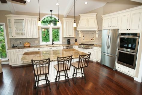 Traditional Kitchen in Town & Country  The angled wall of this bright and airy kitchen is the perfect spot for a beautiful wood hood as a focal point. The vaulted ceilings play into the staggered heights used to draw attention to the hood and the detailed tile insert just below it. #kitchen #kitchenideas #kitchenislands #design #kitchendesign #farmdesignkitchens #stainlessteelsink #kitchenorganizers #elegantdesign #elegantkitchen #luxurykitchen #professionalwork #beautifulkitchen #tilework Angled Wall In Kitchen, Kitchen With Angled Wall, Angled Wall, Wood Hood, Airy Kitchen, Ventilation Hood, Classic Kitchen Design, Condo Interior, Classic Kitchen