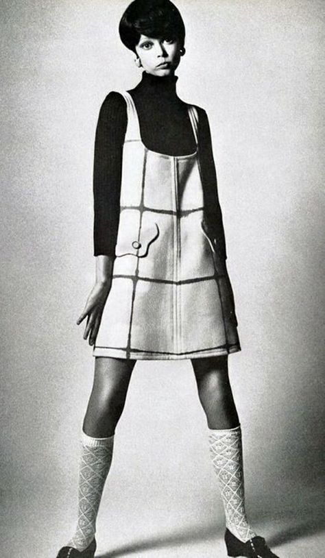 Pattie Boyd was the face of the '60s. Her blonde hair, deep bangs, long legs, and perfect pout got her on magazine covers and snared her a b... Deep Bangs, 60s Mod Fashion, 60’s Fashion, Pattie Boyd, 1960 Fashion, 60s 70s Fashion, Fashion 1960s, Swinging Sixties, Sixties Fashion