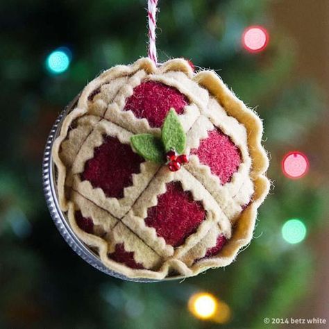 Christmas Pie Ornament Pattern | Craftsy Christmas Pie, Christmas Crafts To Sell, Sewing To Sell, Felt Christmas Decorations, Felt Ornament, Christmas Felt, Ornament Tutorial, Ornament Pattern, Mason Jar Lids