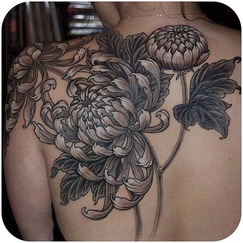 Crysthanamum Tattoo, Spontaneous Tattoo, Tattoo Son, Black Art Tattoo, Chrysanthemum Tattoo, Saved Tattoo, Tattoo Trend, Inspiration Tattoos, Rosen Tattoo