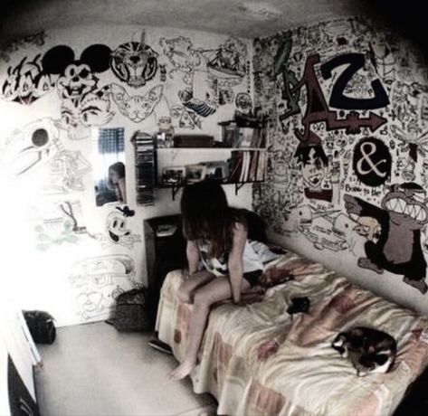 follow @diorxpixie for more grunge,90s,y2k, and 70s psychedelic 🌀 Punk Bedroom Ideas, 90s Grunge Room, Punk Bedroom, Rock Bedroom, Emo Room, Punk Room, Graffiti Room, 90s Bedroom, Y2k Bedroom