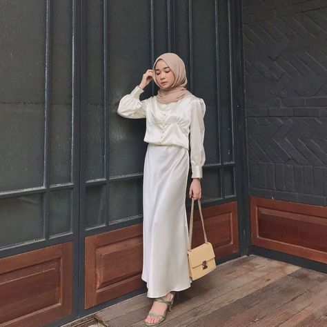 Dinner Outfit Hijab Idea, Modest Feminine Outfits, Ootd Lebaran, Satin Hijab, Eid Fashion, Casual Work Attire, Amsterdam Fashion, Outfit Dinner, Hijab Fashionista