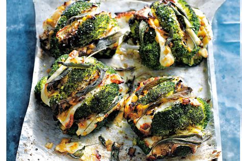 sage halloumi broccoli Broccoli Wrap, Most Healthy Foods, Greek Salad Wrap, Halloumi Recipes, Cooking Halloumi, Baked Halloumi, Low Calorie Recipe, Entertaining Dishes, Broccoli Bites