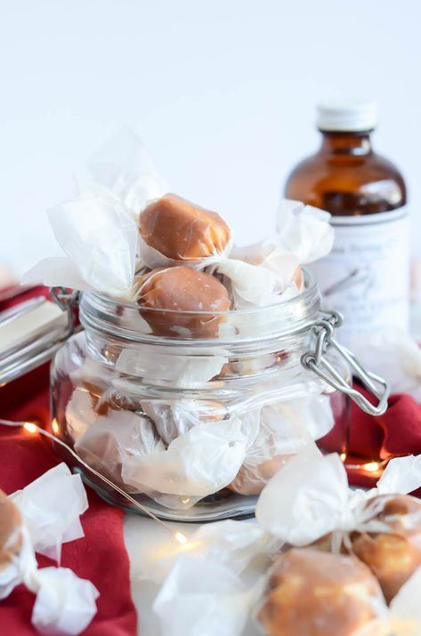 #holidaytreats #holidaygifts #holidayrecipes #christmastreats #scotchkisses #marshmallows Homemade Caramel Covered Scotch Kisses are the perfect holiday gift. Chewy Caramel, Bouchon Bakery, Vanilla Marshmallows, Vanilla Recipes, Holiday Goodies, Homemade Marshmallows, Homemade Caramel, Holiday Cookie, Cooking Ingredients