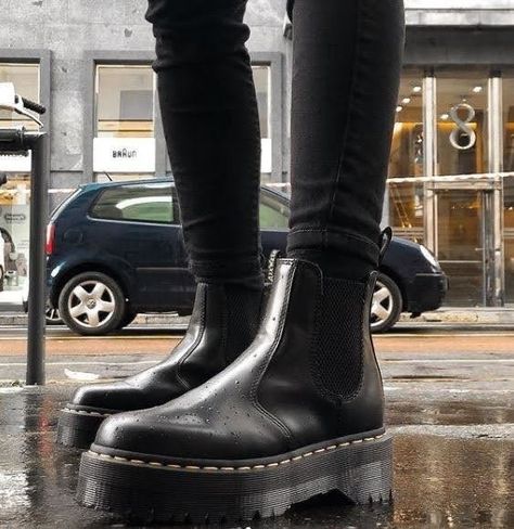 Doc Martens Outfit Fall, Doc Marten Chelsea, Doc Martens Outfits, Chelsea Boots Outfit, Buty Marki Nike, Doc Martens Outfit, Mode Shoes, Camila Morrone, Platform Chelsea Boots