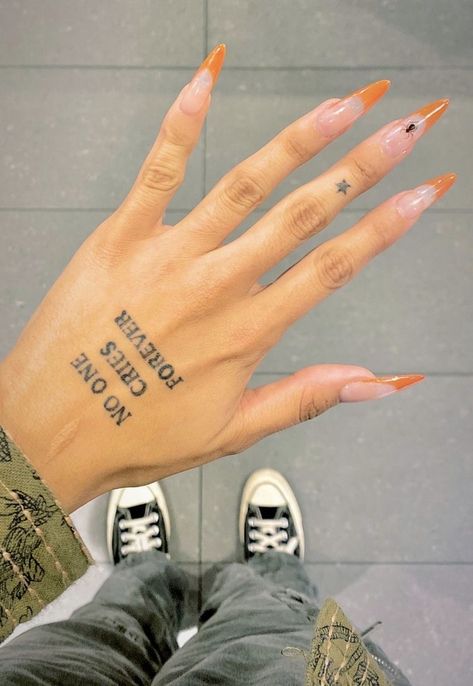 Sassy Tattoos For Women, Cool Tats Small Tattoos, Hand Tattoos For Women Words, Hand Quote Tattoo, Hand Tattoo Words, Hand Tattoos Words, Creative Tattoos Meaningful, Small Edgy Tattoos, Edgy Tattoo For Women