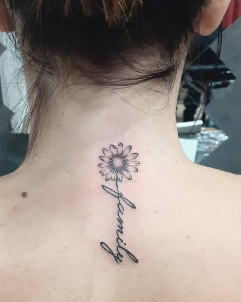 Back of the neck black and grey daisy tattoo with stem forming cursive script ‘family’ Flower With Family Stem Tattoo, Gerbera Daisy Tattoo Black And White, Daisy Tattoo With Name In Stem, Daisy Tattoo With Name, Daisy Tattoo Back, Gerbera Daisy Tattoo, White Daisy Tattoo, Daisy Tattoo Meaning, Tattoo Back Of Neck