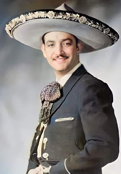 Decir que estaba dormido Mexican Traditional Clothing, Mariachi Outfit, Mariachi Suit, Ideas Portadas, Latino Actors, Bald Eagle Art, Bass Fishing Shirts, Senior Portrait Poses, Self Photography