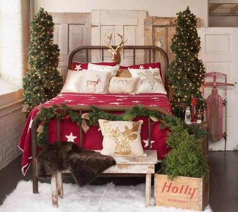 Christmas Bedrooms, Cozy Christmas Bedroom, Christmas Bed, Christmas Bedroom Decor, Bedroom Decoration Ideas, Holiday Bedroom, Christmas Getaways, Farmhouse Style Christmas, Christmas Interiors