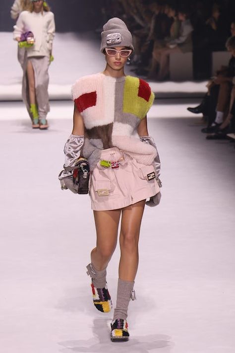 Fendi Celebrates The Baguette's 25th Anniversary With A Runway Show Shoe Trend, Wellness Trends, Cashmere Gloves, Shoe Trends, Christy Turlington, Shopping Event, Sarah Jessica Parker, Iconic Bags, Hot Shoes