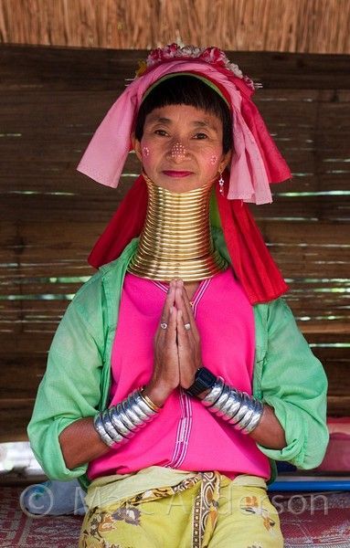 Woman from the Padaung long neck hill tribe, Thailand. The Padaung ... Colourful Dress, French Beauty Secrets, Neck Rings, Beauty Hacks Lips, Thailand Photos, Neck Ring, Brass Rings, Beauty Tips For Hair, French Beauty