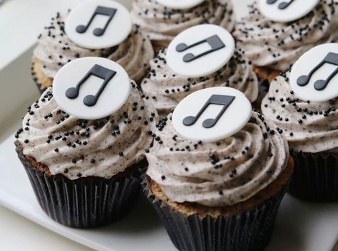 Musical Cakes, Music Note Cupcakes, Music Cupcakes, Music Themed Cakes, Chocolate Pinata, Music Cakes, Amazing Breakfast, Classic Music, Music Birthday