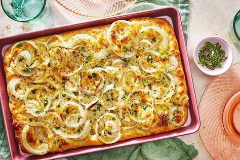 Tennessee Onion Pizza Is An Instant Southern Classic Tennessee Onions, Onion Pizza, Breakfast Party Foods, Pizza Topping, Easy Dinner Casseroles, Breakfast Party, White Cheddar Cheese, Quick Easy Dinner, Onion Recipes