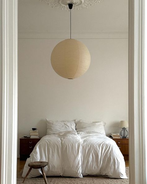 lenamaria.s | bedroom 💛🤍 | Instagram Bedroom Pendant Light Over Bed, Interiors 2024, Minimal Bedroom Design, 2024 Bedroom, Instagram Bedroom, 80s Interior, Apartment Decorating Living, Minimal Bedroom, Minimalist Bed