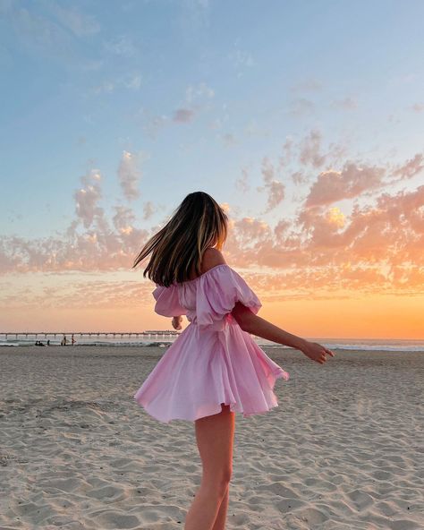 Summer Beach Dress Aesthetic, Short Dress Beach Photoshoot, Aestethic Beach Photos, Sundress Beach Pics, Beach Poses In A Dress, Summer Dress Picture Ideas, Dress Pics Ideas, Beach Pictures In A Dress, Beach Photo Dress