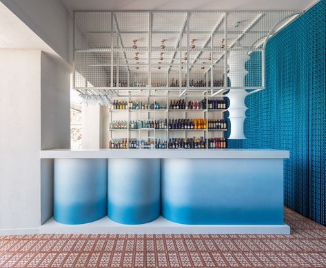 Cocktail bar “suspended between sea and sky” draws upon nearby ocean Gradient Interior Design, Sperlonga Italy, Cortina Wave, Small Bathroom Wallpaper, Veuve Cliquot, Vincenzo De Cotiis, Blue Bar, Blue Cocktails, Counter Design